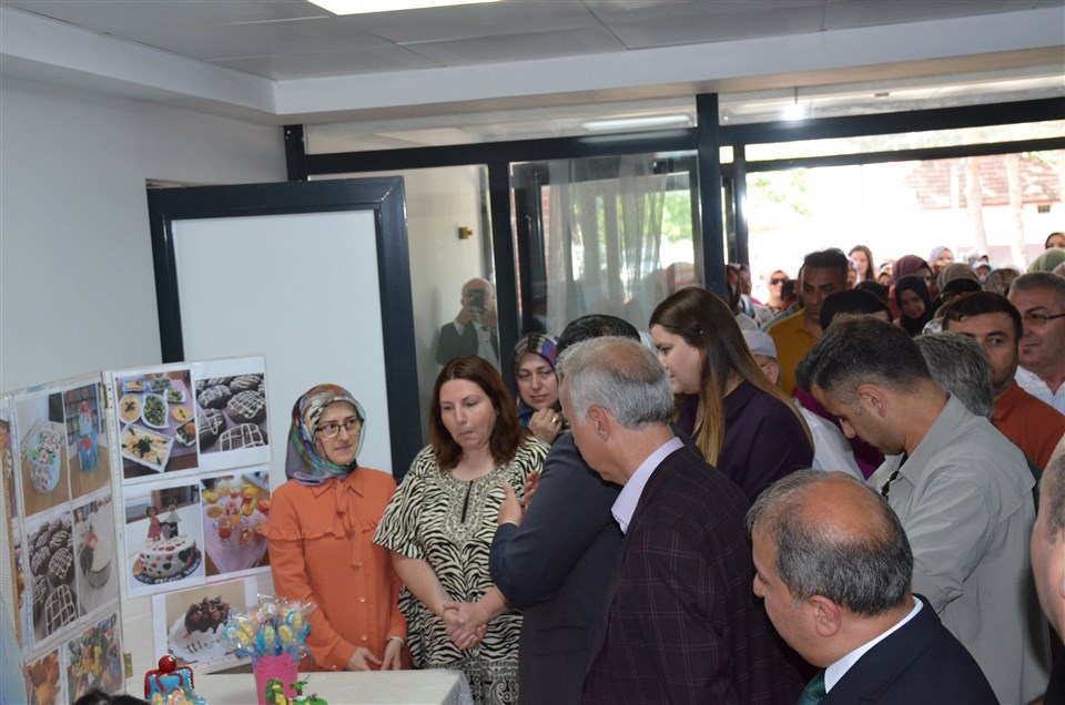 “Hayat Boyu Öğrenme” Kurslarının Yıl sonu Kapanış Sergisi Başladı