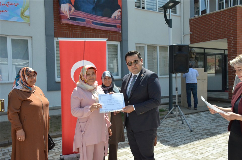 “Hayat Boyu Öğrenme” Kurslarının Yıl sonu Kapanış Sergisi Başladı