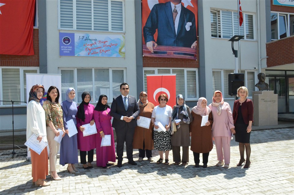 “Hayat Boyu Öğrenme” Kurslarının Yıl sonu Kapanış Sergisi Başladı