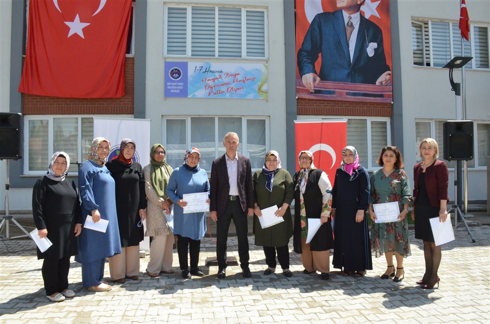 “Hayat Boyu Öğrenme” Kurslarının Yıl sonu Kapanış Sergisi Başladı
