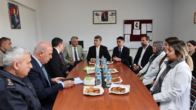 Vali Bakan Taşova’da Öğrenci ve Vatandaşlarla Buluştu