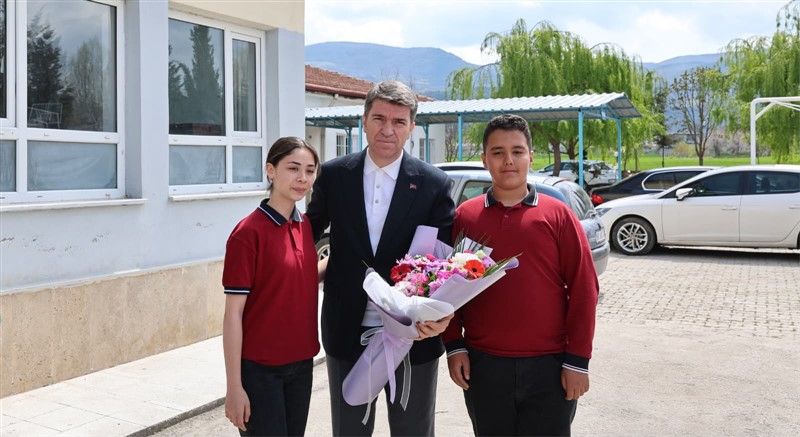 Vali Bakan Taşova’da Öğrenci ve Vatandaşlarla Buluştu