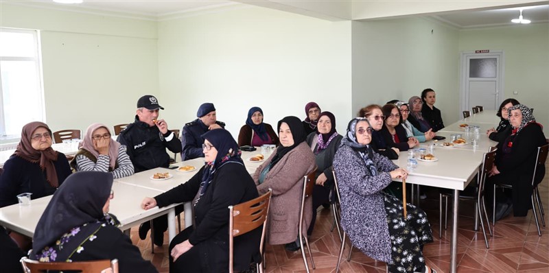 Vali Bakan Taşova’da Öğrenci ve Vatandaşlarla Buluştu
