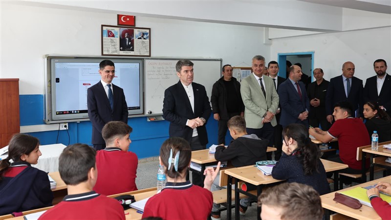 Vali Bakan Taşova’da Öğrenci ve Vatandaşlarla Buluştu