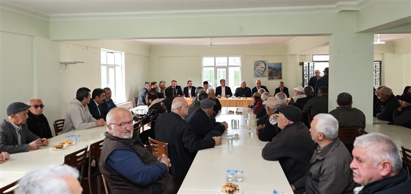 Vali Bakan Taşova’da Öğrenci ve Vatandaşlarla Buluştu