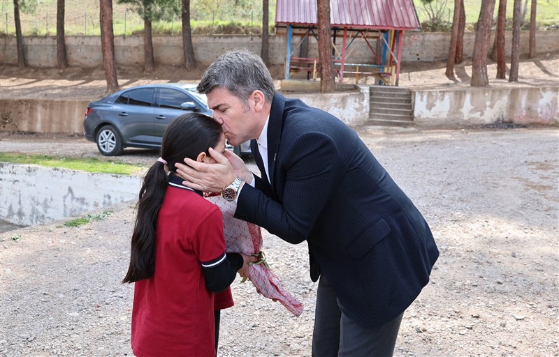 Vali Bakan Taşova’da Öğrenci ve Vatandaşlarla Buluştu