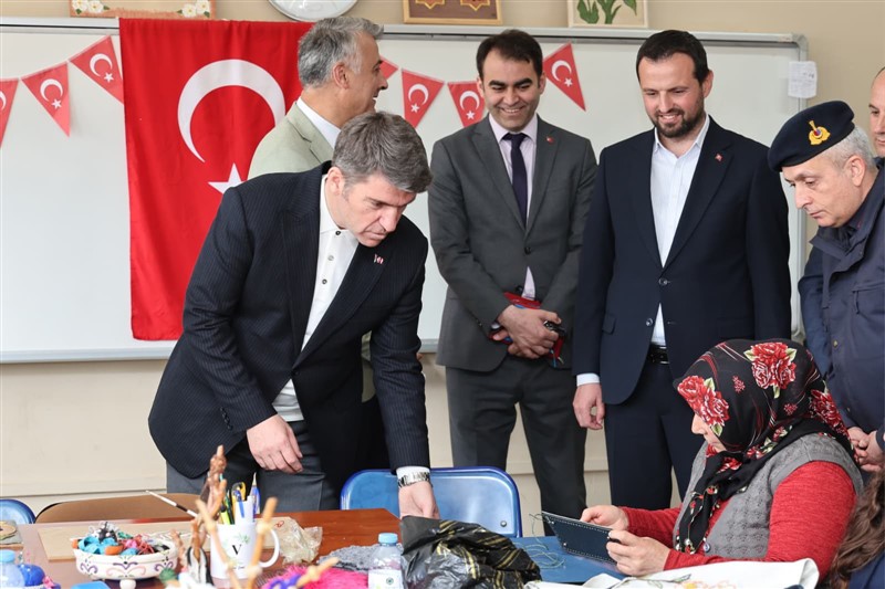 Vali Bakan Taşova’da Öğrenci ve Vatandaşlarla Buluştu
