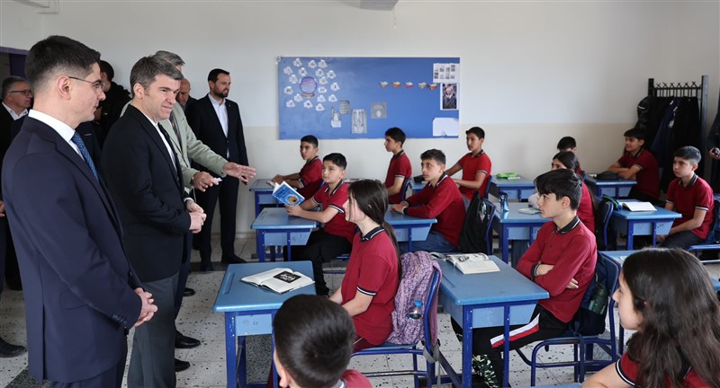 Vali Bakan Taşova’da Öğrenci ve Vatandaşlarla Buluştu