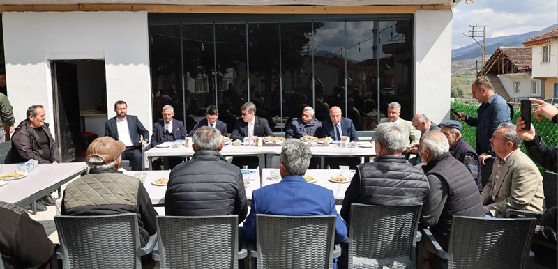 Vali Bakan Taşova’da Öğrenci ve Vatandaşlarla Buluştu
