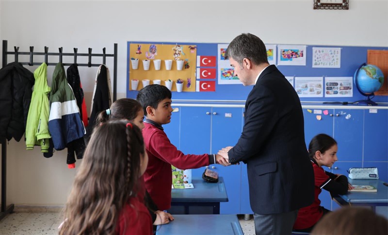 Vali Bakan Taşova’da Öğrenci ve Vatandaşlarla Buluştu