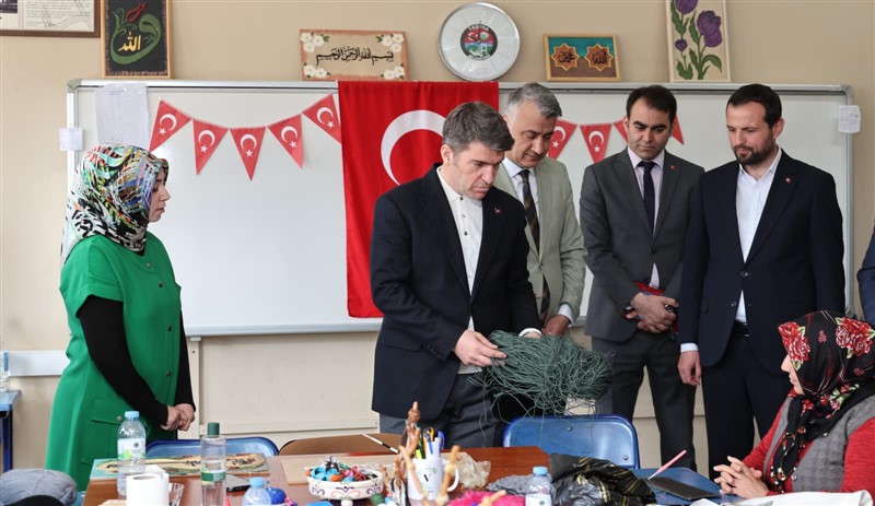 Vali Bakan Taşova’da Öğrenci ve Vatandaşlarla Buluştu