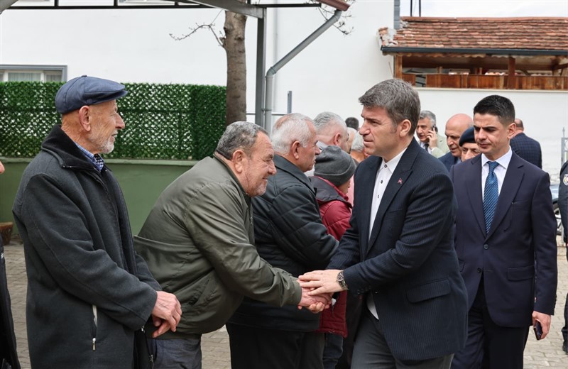 Vali Bakan Taşova’da Öğrenci ve Vatandaşlarla Buluştu