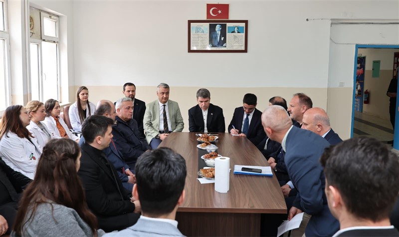 Vali Bakan Taşova’da Öğrenci ve Vatandaşlarla Buluştu