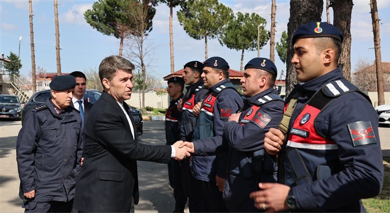Vali Bakan Taşova’da Öğrenci ve Vatandaşlarla Buluştu