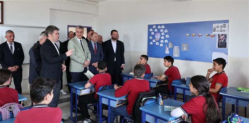 Vali Bakan Taşova’da Öğrenci ve Vatandaşlarla Buluştu