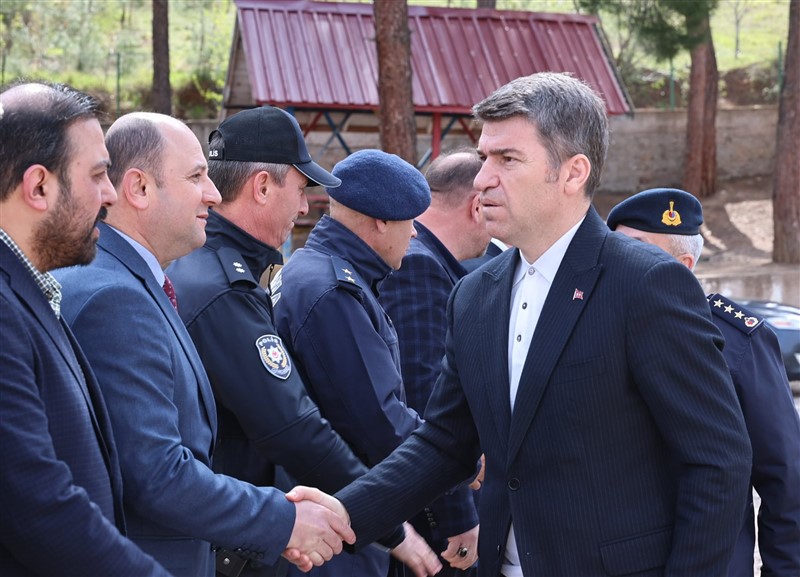 Vali Bakan Taşova’da Öğrenci ve Vatandaşlarla Buluştu