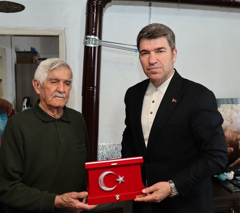 Vali Bakan Taşova’da Öğrenci ve Vatandaşlarla Buluştu