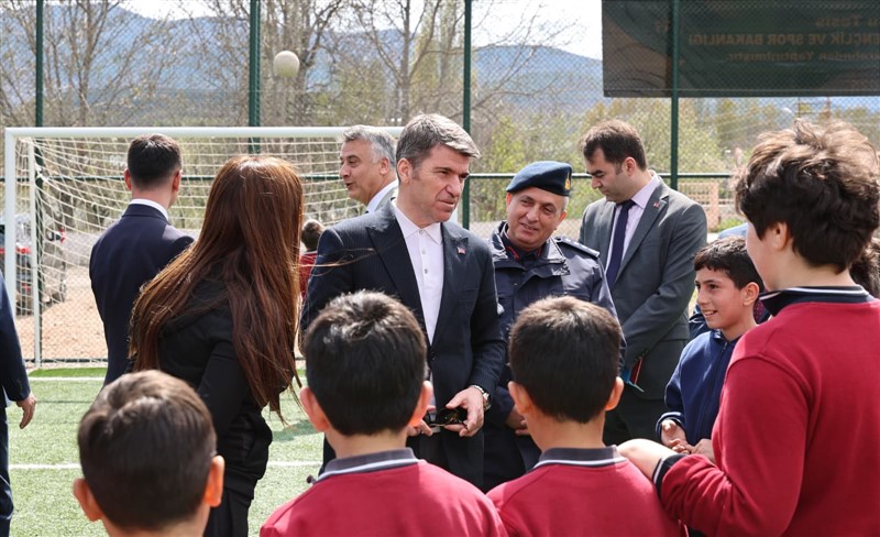Vali Bakan Taşova’da Öğrenci ve Vatandaşlarla Buluştu