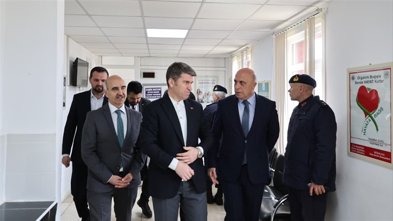 Vali Bakan Taşova’da Öğrenci ve Vatandaşlarla Buluştu