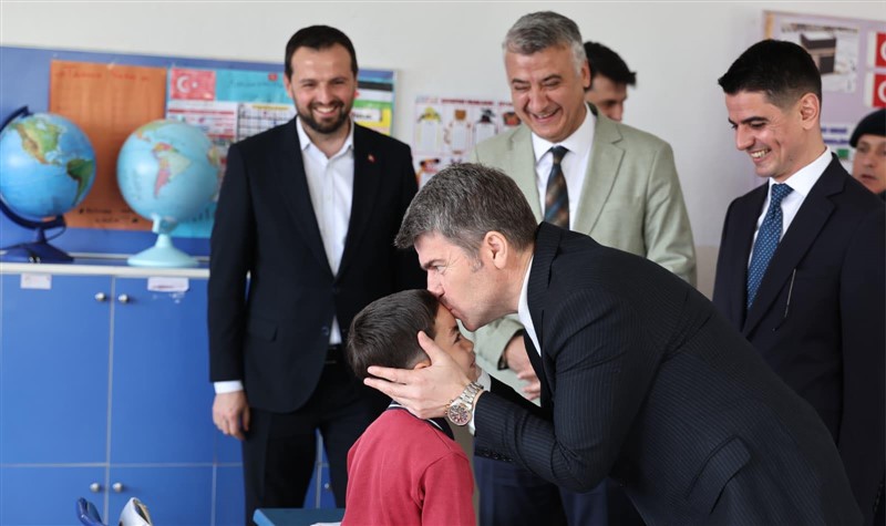 Vali Bakan Taşova’da Öğrenci ve Vatandaşlarla Buluştu