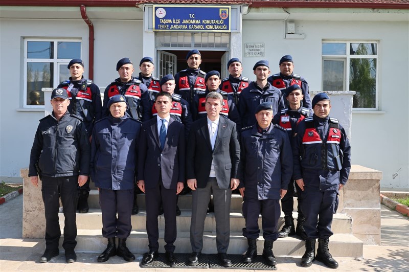 Vali Bakan Taşova’da Öğrenci ve Vatandaşlarla Buluştu
