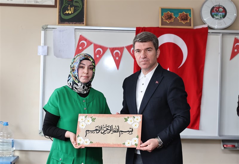 Vali Bakan Taşova’da Öğrenci ve Vatandaşlarla Buluştu