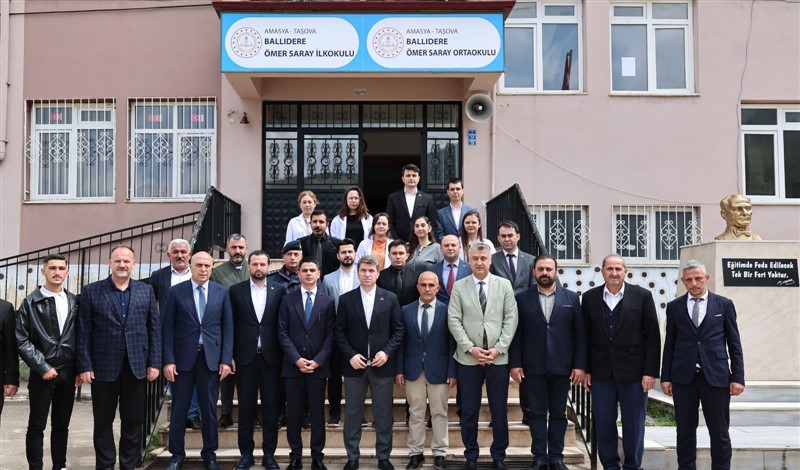 Vali Bakan Taşova’da Öğrenci ve Vatandaşlarla Buluştu