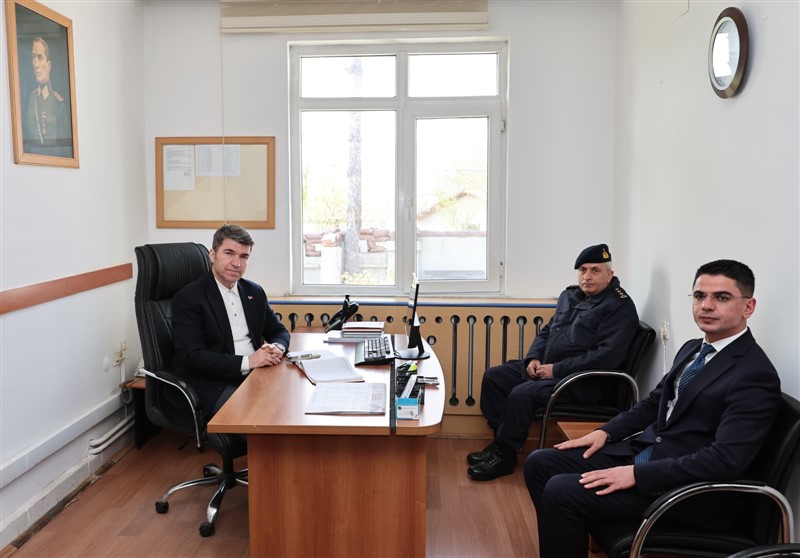 Vali Bakan Taşova’da Öğrenci ve Vatandaşlarla Buluştu