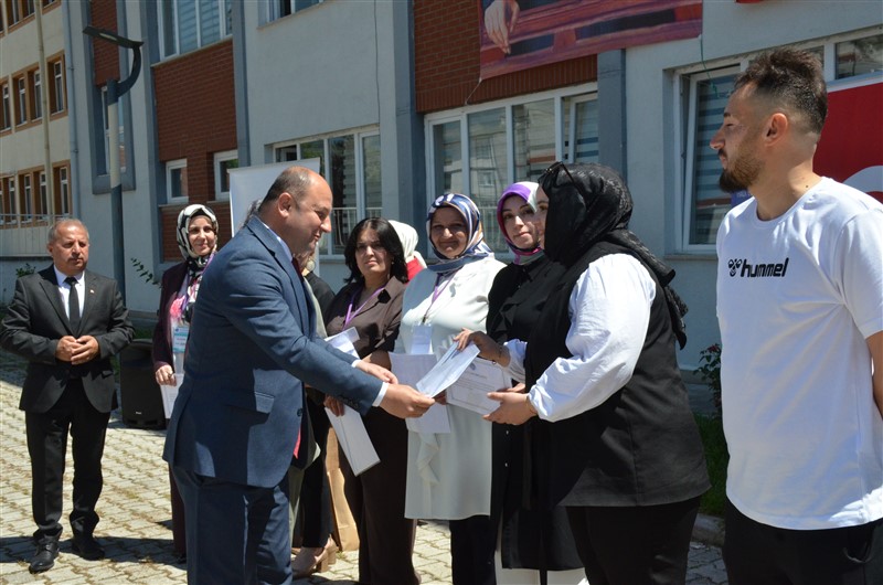 Taşova'da Hayat Boyu Öğrenme Coşkusu: Yıl Sonu Sergisi Açıldı