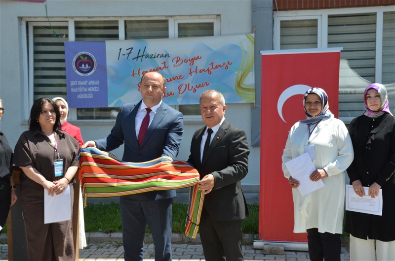 Taşova'da Hayat Boyu Öğrenme Coşkusu: Yıl Sonu Sergisi Açıldı