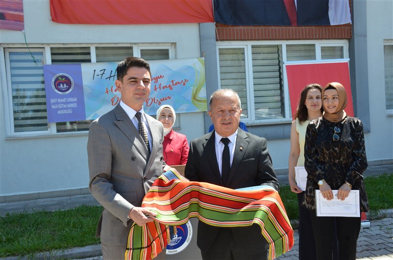 Taşova'da Hayat Boyu Öğrenme Coşkusu: Yıl Sonu Sergisi Açıldı