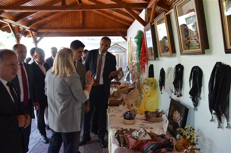 Taşova'da Hayat Boyu Öğrenme Coşkusu: Yıl Sonu Sergisi Açıldı