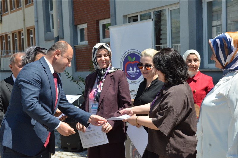 Taşova'da Hayat Boyu Öğrenme Coşkusu: Yıl Sonu Sergisi Açıldı