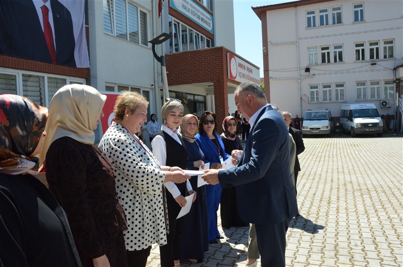 Taşova'da Hayat Boyu Öğrenme Coşkusu: Yıl Sonu Sergisi Açıldı