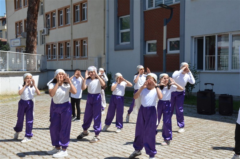 Taşova'da Hayat Boyu Öğrenme Coşkusu: Yıl Sonu Sergisi Açıldı