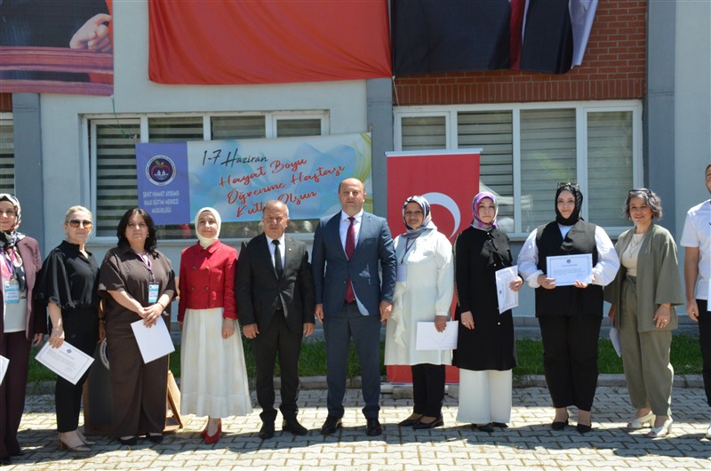 Taşova'da Hayat Boyu Öğrenme Coşkusu: Yıl Sonu Sergisi Açıldı