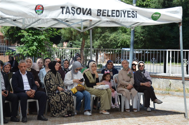 Taşova'da Hayat Boyu Öğrenme Coşkusu: Yıl Sonu Sergisi Açıldı