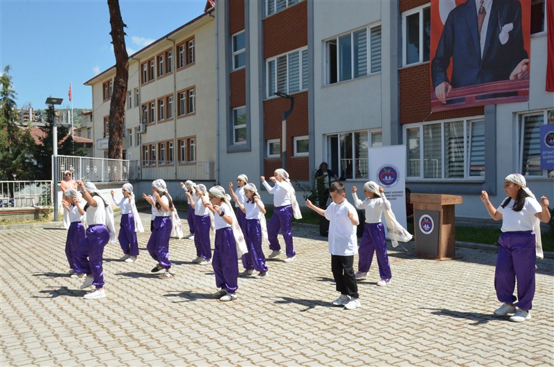 Taşova'da Hayat Boyu Öğrenme Coşkusu: Yıl Sonu Sergisi Açıldı