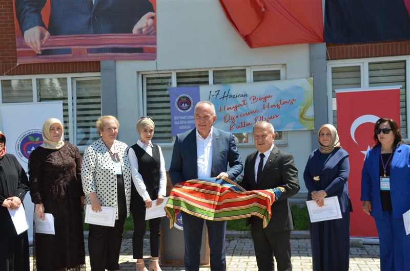 Taşova'da Hayat Boyu Öğrenme Coşkusu: Yıl Sonu Sergisi Açıldı