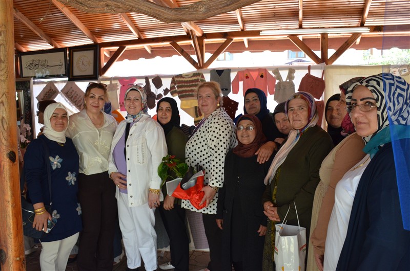 Taşova'da Hayat Boyu Öğrenme Coşkusu: Yıl Sonu Sergisi Açıldı