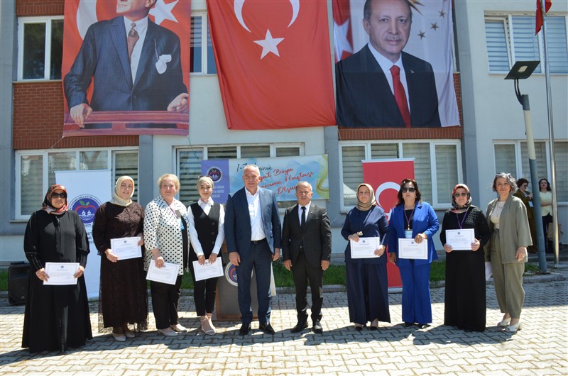 Taşova'da Hayat Boyu Öğrenme Coşkusu: Yıl Sonu Sergisi Açıldı