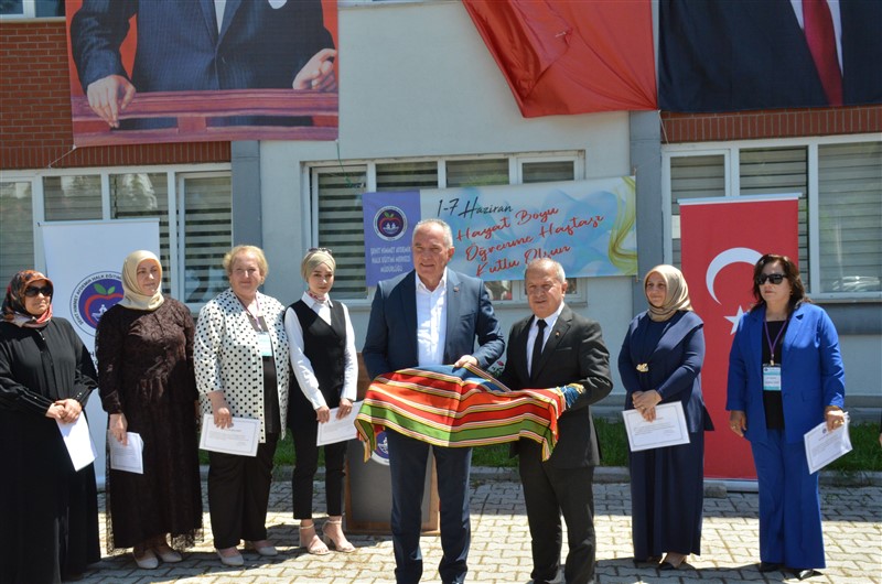 Taşova'da Hayat Boyu Öğrenme Coşkusu: Yıl Sonu Sergisi Açıldı