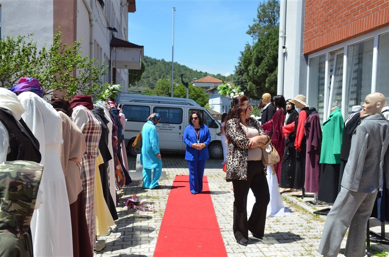 Taşova'da Hayat Boyu Öğrenme Coşkusu: Yıl Sonu Sergisi Açıldı