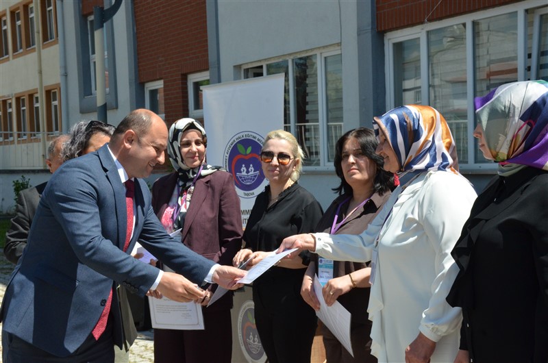 Taşova'da Hayat Boyu Öğrenme Coşkusu: Yıl Sonu Sergisi Açıldı
