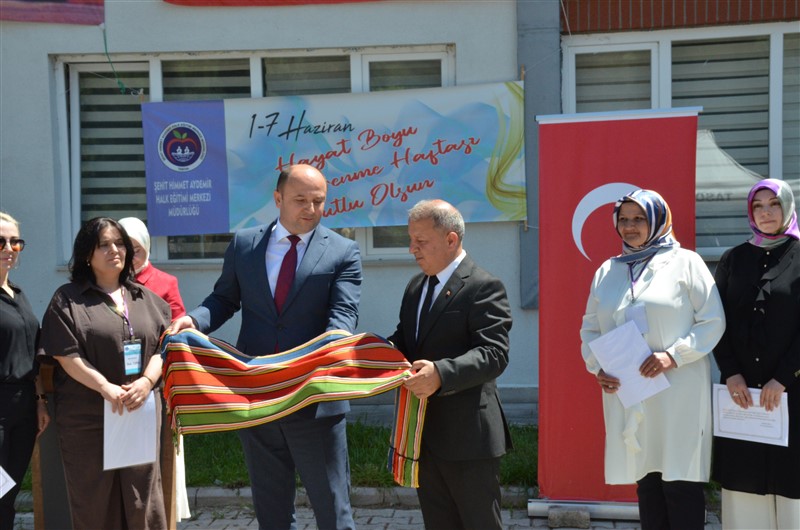 Taşova'da Hayat Boyu Öğrenme Coşkusu: Yıl Sonu Sergisi Açıldı