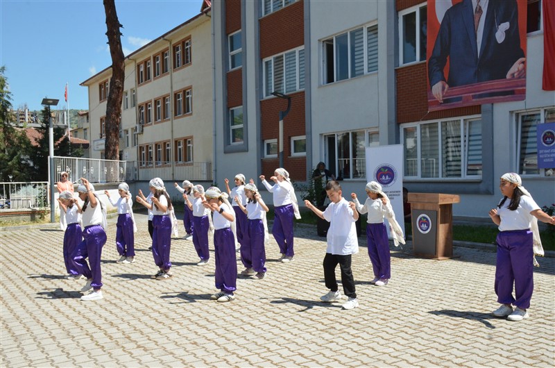 Taşova'da Hayat Boyu Öğrenme Coşkusu: Yıl Sonu Sergisi Açıldı