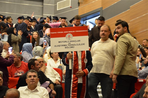 Taşova Yüksel Akın MYO’da Mezuniyet Heyecanı