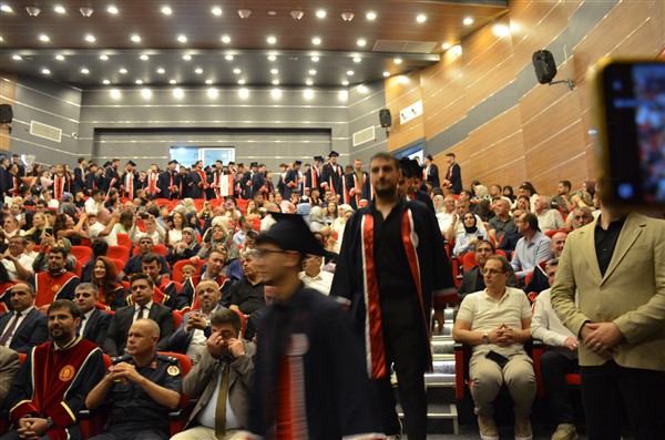 Taşova Yüksel Akın MYO’da Mezuniyet Heyecanı