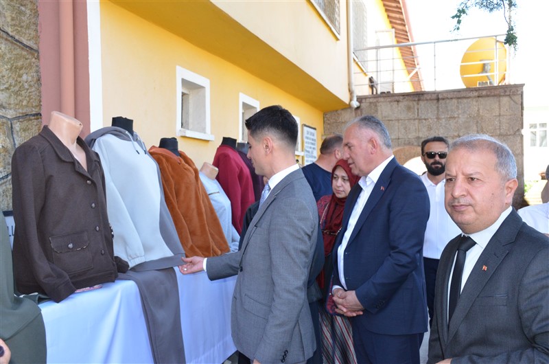 TARİH VE EL EMEĞİ ALPASLAN MÜZESİ’NDE BULUŞTU: KURS SERGİSİ GÖRKEMLİ BİR TÖRENLE AÇILDI