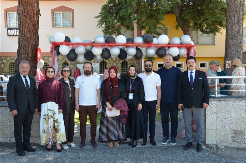 TARİH VE EL EMEĞİ ALPASLAN MÜZESİ’NDE BULUŞTU: KURS SERGİSİ GÖRKEMLİ BİR TÖRENLE AÇILDI